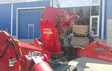 Монтаж через окно с помощью мини-крана Арлифт